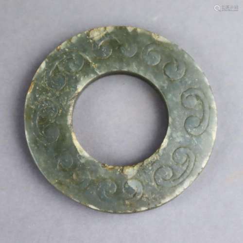 A Green Jade Ring - China, Ming dynasty, olive gre…