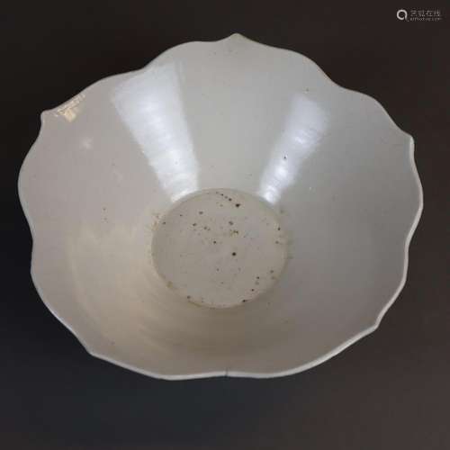 A Dingyao Flower-Shaped Bowl - China, Liao-Dynasti…