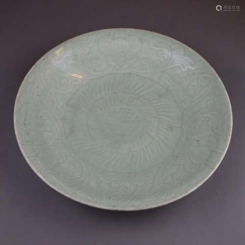 Celadon plate - China, Qing Dynasty, flat relief d…