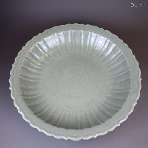 A large 'Longquan' celadon barbed „Dragon“ Dish -C…