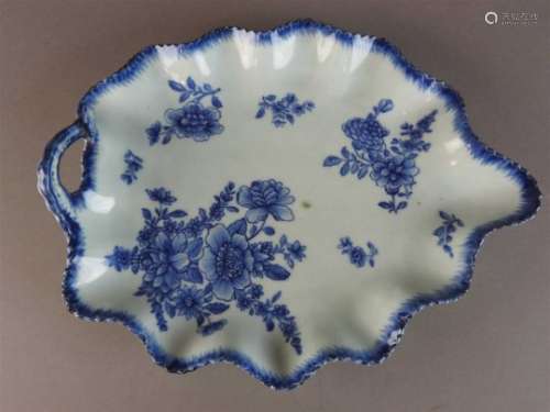 A Chinese export porcelain blue and white leaf dish, Qing dynasty, 19th century decorated with peony