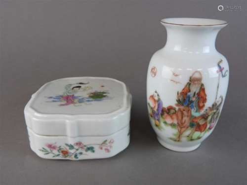 A Chinese famille rose porcelain shaped square box and cover, 20th century, the cover detailed
