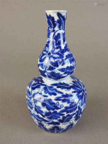 Chinese blue and white porcelain double gourd vase, 20th century, decorated with a broad band of