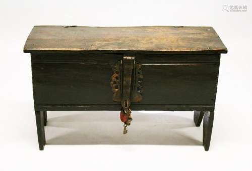 A GOOD SMALL 17TH/18TH CENTURY OAK SIX PLANK COFFER.