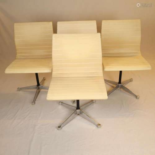 Satz von 4 Eames-Stühlen - Firmenetikett Herman Mi…