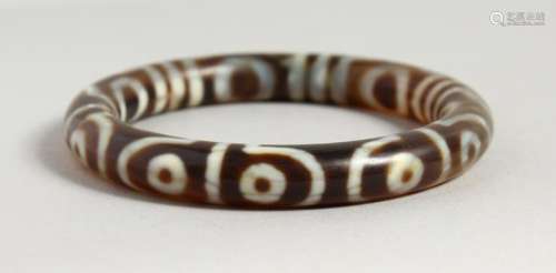 AN AGATE STYLE BANGLE.  3ins diameter.