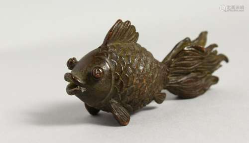 A SMALL JAPANESE BRONZE MODEL OF A FISH.  3ins long.