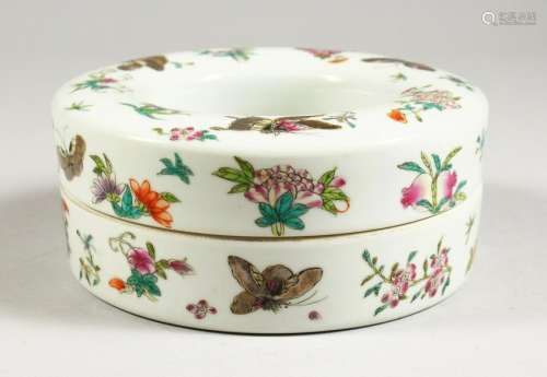 A CHINESE CIRCULAR PORCELAIN BOX AND COVER, painted