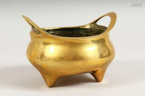 A POLISHED BRONZE TWIN-HANDLED CENSER.  5.25ins wide.