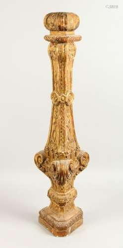 A 19TH CENTURY CARVED GILTWOOD ALTER CANDLESTICK BASE,