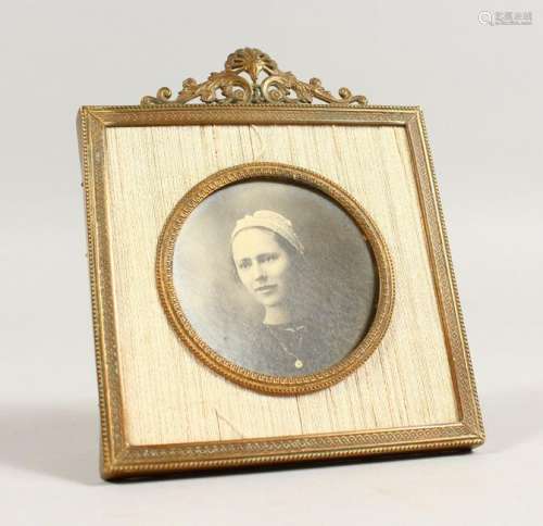 A SMALL EMPIRE STYLE GILT METAL PHOTOGRAPH FRAME, with