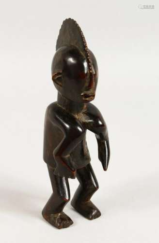 A GOOD SMALL CARVED WOOD TRIBAL FIGURE OF A MAN,