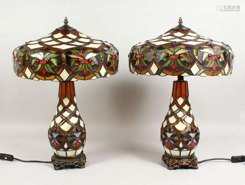 A PAIR OF TIFFANY STYLE TABLE LAMPS, with illuminated