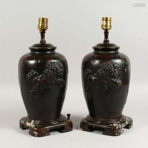 A PAIR OF CHINESE URN SHAPED TABLE LAMPS.  15ins high.