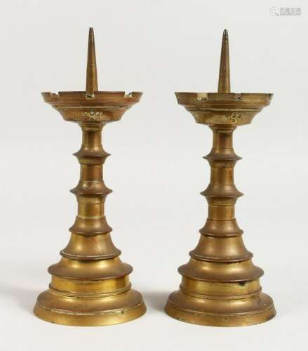 A PAIR OF TURNED BRASS CANDLESTICK, with castellated