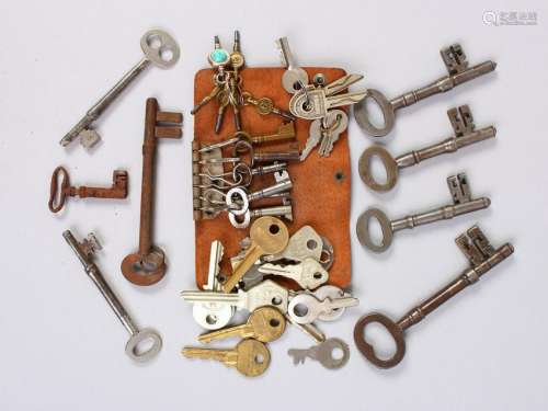 A BAG OF VARIOUS CLOCK AND OTHER KEYS.