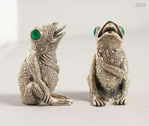 A GOOD PAIR OF NOVELTY SILVER FROG SALT AND PEPPERS.