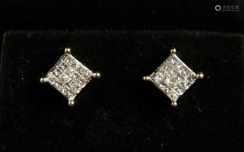 A PAIR OF 14CT WHITE GOLD DIAMOND STUD EARRINGS of 1CT.