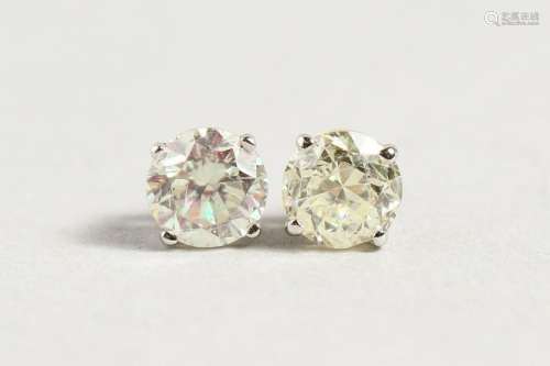 A PAIR OF WHITE GOLD DIAMOND STUD EARRINGS of three