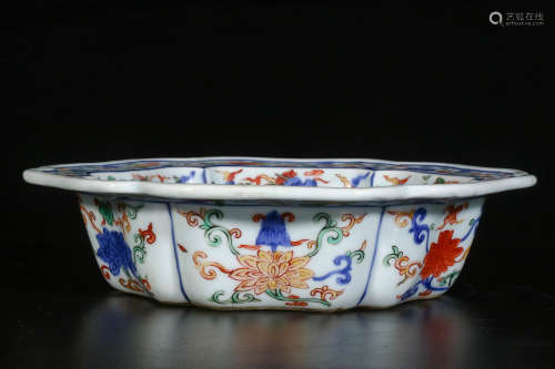 A Chinese Wu-Cai Glazed Porcelain Pot