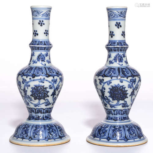 A Pair of Chinese Blue and White Porcelain Vases