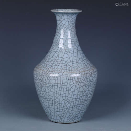 A Chinese Ge-Type Glazed Porcelain Vase