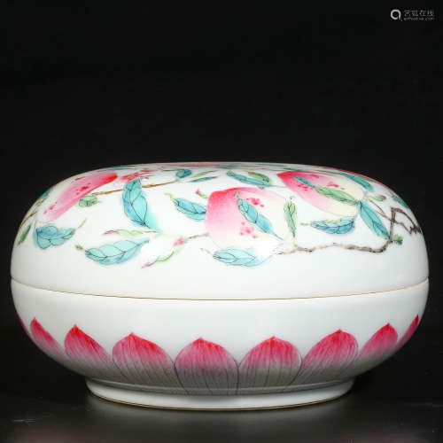 A Chinese Famille-Rose Porcelain Round box with Cover