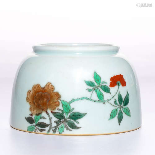 A Chinese Wu-Cai Glazed Porcelain Vase