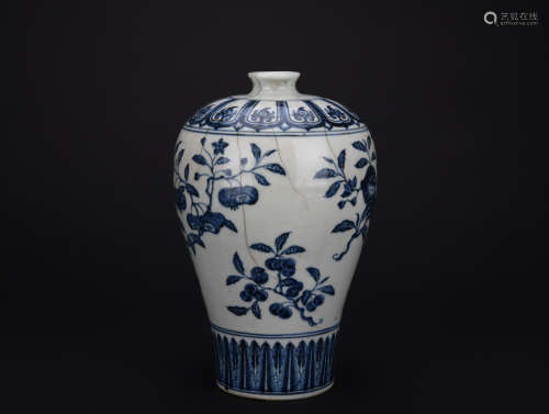 Ming dynasty blue-and-white vase with blossom pattern
