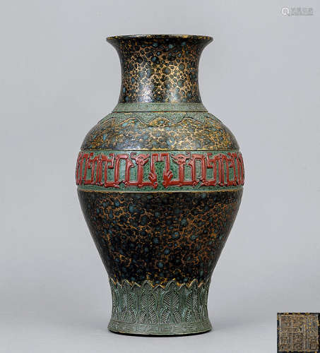 十九世紀 仿青銅釉夔龍紋觀音瓶