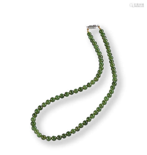 70 顆 碧玉珠項鍊, 直徑由 6 至 6.4 毫米, 項鍊長度 43.5 厘米