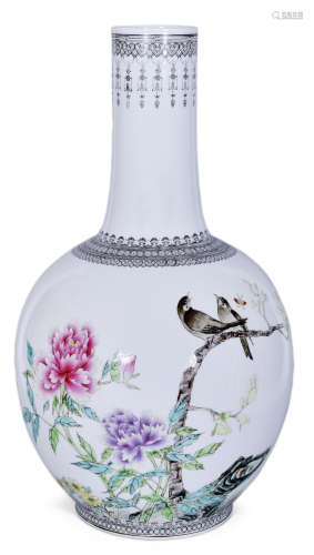60-70年代粉彩花鸟天球瓶