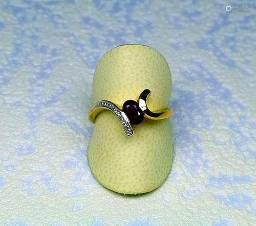 Bague \nOr jaune de forme moderne centrée d'un rubi…