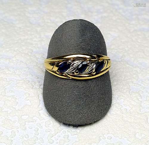 Bague \nOr jaune sertie de 3 jolis saphirs de forme…