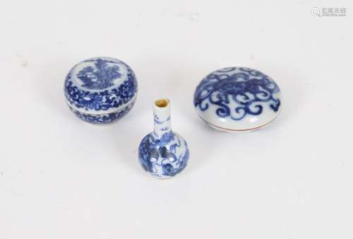 Accessoires de léttré . Porcelaine . Chine \nSuite …