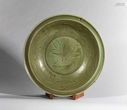 Plat en épaisse porcelaine du Longquan \nA décor in…