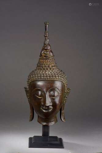 Tête de Buddha \nEn bronze à patine brune, à l'expr…