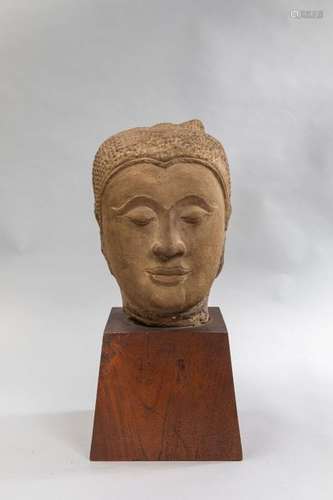 Tête de Buddha \nA l'expression sereine les yeux mi…