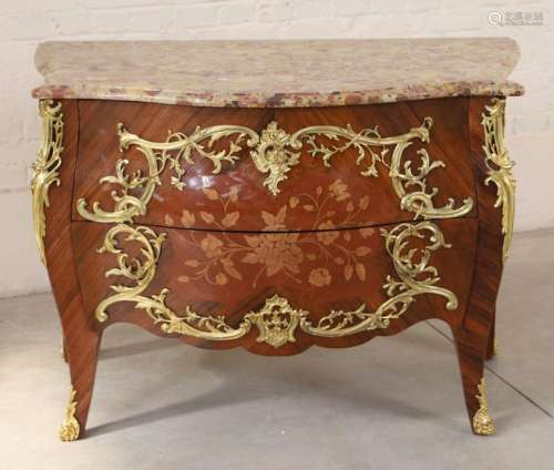 Commode sauteuse marquetée Louis XV model d'Antoin…