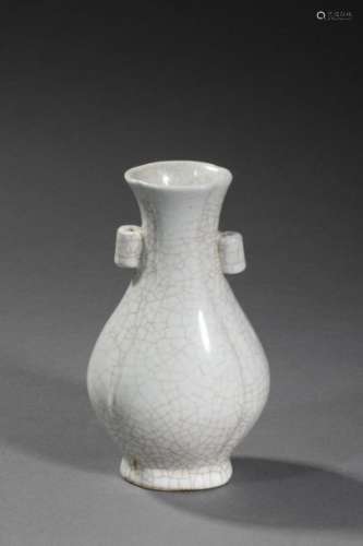 CHINE, début Xxème siècle. Vase en porcelaine craq…