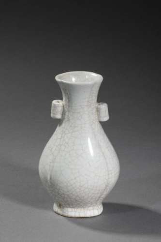 CHINE, début Xxème siècle. Vase en porcelaine craq…