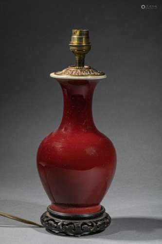 CHINE,XXème siècle. Vase balustre monté en lampe, …