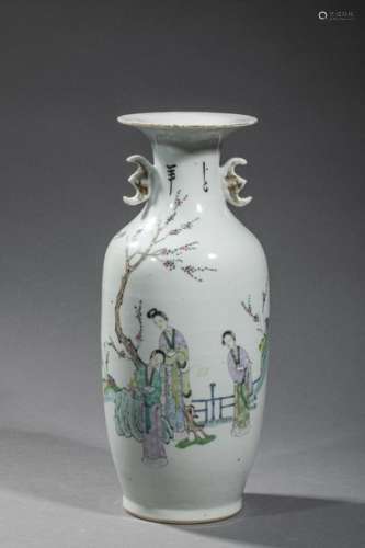 CHINE, XXème siècle. Marque au revers. Vase balust…