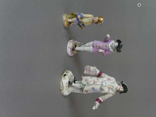 REUNION DE TROIS STATUETTES en porcelaine polychro…