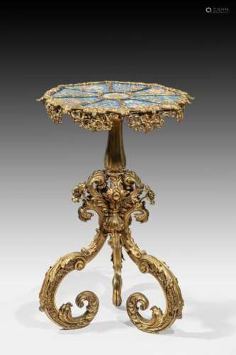 Exceptionnelle table guéridon en bronze doré riche…
