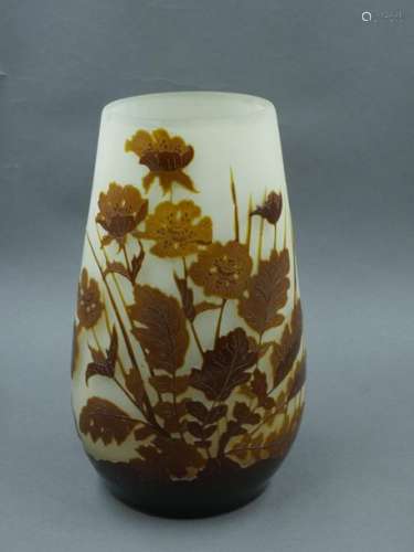 Vase à panse ovoïde en verre multicouche marron, s…