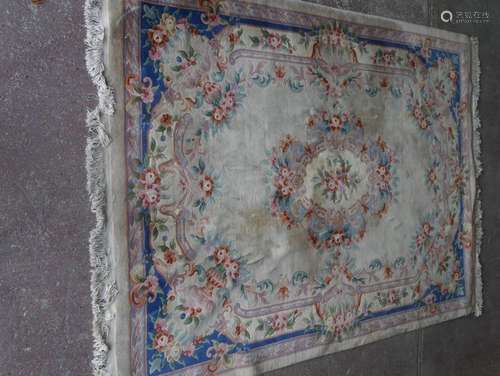 Tapis en laine soyeuse à décor de bouquets de fleu…