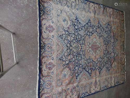 Grand tapis KECHAN en laine à décor médaillon en b…