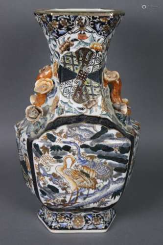 Vase balustre hexagonal en porcelaine, décor d'éch…