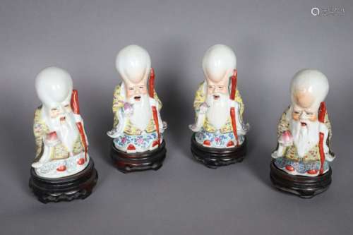 4 statuettes en porcelaine polychrome famille rose…